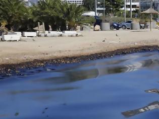 Φωτογραφία για Σαρωνικός: Σε ποιες παραλίες απαγορεύεται το κολύμπι λόγω της πετρελαιοκηλίδας