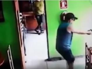 Φωτογραφία για Βίντεο σοκ: Δείτε την εν ψυχρώ εκτέλεση μέσα σε καφετέρια από πληρωμένο δολοφόνο