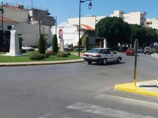 Φωτογραφία για Καλαμάτα: Ταξί παρέσυρε και σήκωσε στον αέρα δημοτικό αστυνομικό!
