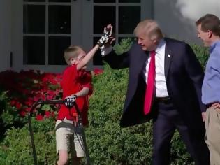 Φωτογραφία για Ένας 11χρονος κούρεψε εθελοντικά το γκαζόν στον Λευκό Οίκο [video]
