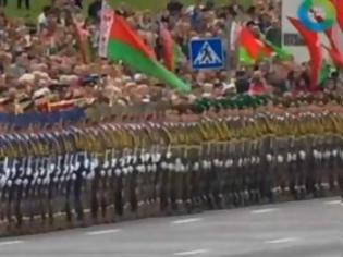 Φωτογραφία για Η πιο εντυπωσιακή παρέλαση που έχει γίνει ποτέ - Οι στρατιώτες έγιναν ντόμινο! [video]