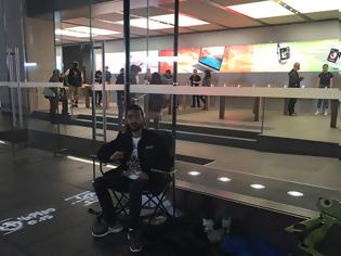 Φωτογραφία για Κατασκήνωσε έξω από κατάστημα της Apple... δέκα μέρες πριν έρθει το νέο iPhone