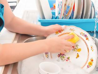 Φωτογραφία για Το πλύσιμο πιάτων στο χέρι διώχνει τις παιδικές αλλεργίες!