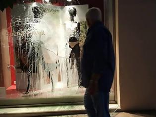 Φωτογραφία για Πάτρα: Εσπασαν καταστήματα στην οδό Μαιζώνος οι κουκουλοφόροι [photos]