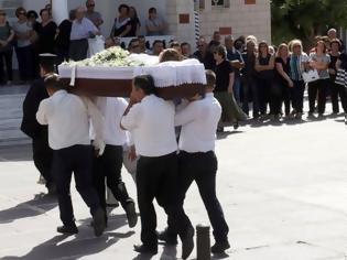 Φωτογραφία για Σπαραγμός στην κηδεία της 33χρονης μητέρας [photos]