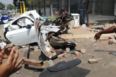 Τρομακτικό ατύχημα: Αυτοκίνητο απογειώθηκε και καρφώθηκε πάνω σε διαφημιστική πινακίδα [video]