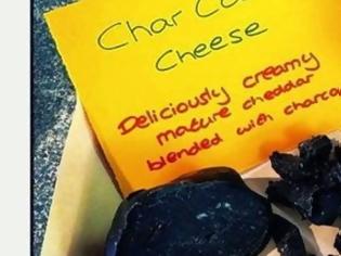 Φωτογραφία για Αυτό είναι το πιο περίεργο τυρί στον κόσμο - Έχει κάρβουνο και είναι κατάμαυρο
