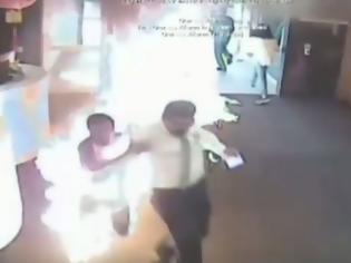 Φωτογραφία για Βίντεο - σοκ: Πελάτης ρίχνει βενζίνη και βάζει φωτιά σε τράπεζα επειδή περίμενε στην ουρά!