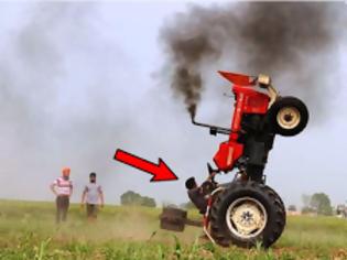 Φωτογραφία για Ατρόμητος αγρότης εκτελεί απίστευτα ακροβατικά με το τρακτέρ του - Βίντεο