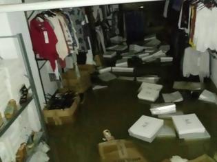 Φωτογραφία για Καταστροφή! Έσπασε αγωγός - Πλημμύρισαν καταστήματα στην Ασκληπιού [photos]