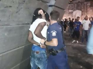 Φωτογραφία για ΚΕΕΡΦΑ: Αστυνομικοί χτύπησαν μετανάστη μουσικό δρόμου στο Μοναστηράκι και μέσα στο Α.Τ. Ομονοίας