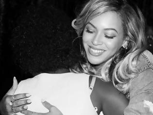 Φωτογραφία για Η Beyoncé με μίνι εφαρμοστή φούστα και χωρίς ίχνος ρετούς