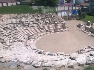 Φωτογραφία για Δεν φαντάζεστε τι… ενθύμιο πήρε μια τουρίστρια από το αρχαίο θέατρο Λάρισας