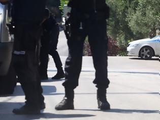 Φωτογραφία για Αστυνομικοί λήστεψαν από Σύρο 280.000 ευρώ