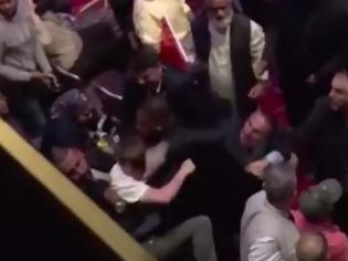 Φωτογραφία για Ξύλο με την φρουρά του Ερντογάν - Χτύπησε διαδηλωτές στη Νέα Υόρκη [Βίντεο]