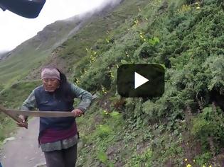 Φωτογραφία για Γυναίκα από το Νεπάλ πήρε στο κυνήγι Βρετανίδα επειδή της είπε ότι το τσάι είναι ακριβό [video]
