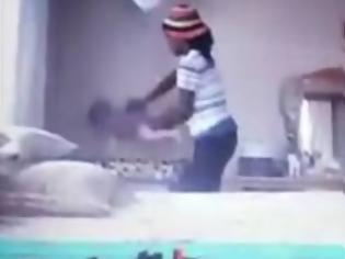 Φωτογραφία για Σοκάρει video που δείχνει νταντά να κακοποιεί μωρό
