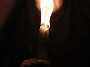 Φωτογραφία για Πάτρα: Η γυναίκα με τα μαύρα και το αναμμένο κερί, που εμφανίζεται μετά τα μεσάνυχτα στους έρημους δρόμους στη Μαγούλα - Το μυστήριο που κινητοποίησε την αστυνομία