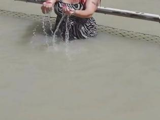 Φωτογραφία για Ελληνίδα τραγουδίστρια πήγε μέχρι τον Ιορδάνη ποταμό για να βαπτιστεί