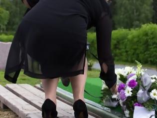 Φωτογραφία για Γυναίκα πενθούσε για 14 χρόνια σε κάθε εύκαιρη κηδεία για να τρώει τζάμπα