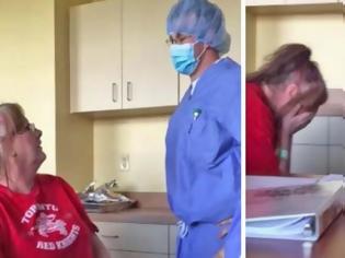 Φωτογραφία για Καρκινοπαθής πήγε στο γιατρό για να κάνει χημειοθεραπείες, αλλά μόλις αυτός έβγαλε τη μάσκα, δεν πίστευε στα μάτια της