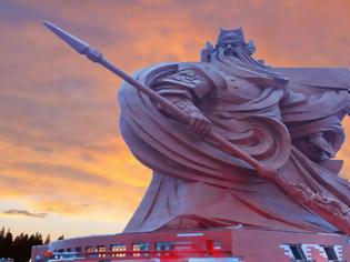 Φωτογραφία για Το κολοσσιαίο άγαλμα του θεοποιημένου στρατηγού Guan Yu στην Κίνα