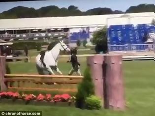 Φωτογραφία για Πάμπλουτη κληρονόμος… κλωτσάει το άλογό της σε επίδειξη επειδή την έριξε κάτω [video]