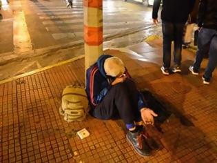Φωτογραφία για Φoιτήτρια στην Αθήνα είδε τον άστεγο πατέρα της και τον προσπέρασε χωρίς να του μιλήσει γιατι ντράπηκε μπροστά στις φίλες της!