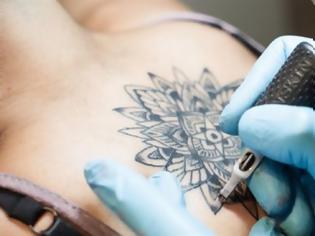 Φωτογραφία για Νανοσωματίδια των τατουάζ φθάνουν ως τους λεμφαδένες