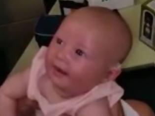 Φωτογραφία για Συγκίνηση: Μωρό με πρόβλημα ακοής χαμογελάει ακούγοντας για πρώτη φορά τη μανούλα του [video]