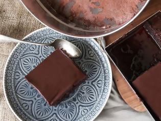 Φωτογραφία για Σιροπιαστή σοκολατόπιτα με γλάσο μερέντας
