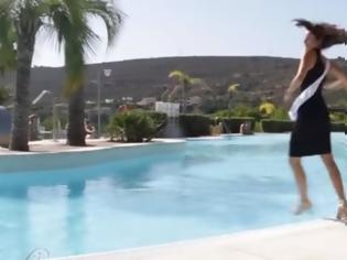 Φωτογραφία για Βίντεο: Ισπανίδα καλλονή κάνει λάθος στροφή και πέφτει μέσα σε πισίνα!
