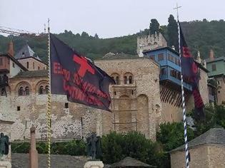 Φωτογραφία για 9638 - Σήκωσαν μαύρες σημαίες στην Ιερά Μονή Δοχειαρίου. «Έξω οι Αντίχριστοι από το Άγιον Όρος»