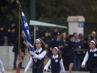 Φωτογραφία για Γονείς σε σχολείο της Κοζάνης αντιδρούν επειδή η κλήρωση για τους σημαιοφόρους έβγαλε χαμηλόβαθμο Αλβανό μαθητή