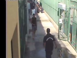 Φωτογραφία για Σοκ στις φυλακές: Στη δημοσιότητα βίντεο με άγριο ξυλοδαρμό δεσμοφύλακα απο κρατούμενο