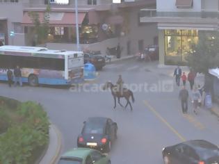 Φωτογραφία για Έβγαλε βόλτα το άλογο στο κέντρο της Τρίπολης [photo]