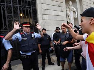 Φωτογραφία για Η ισπανική αστυνομία κλείνει τα εκλογικά κέντρα στην Καταλονία