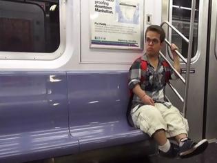 Φωτογραφία για Άνδρας με νανισμό φοράει μια κρυφή κάμερα και αποκαλύπτει... [video]