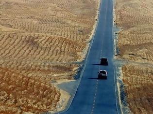 Φωτογραφία για Δείτε τον μεγαλύτερο δρόμο μέσα σε έρημο! [photos]