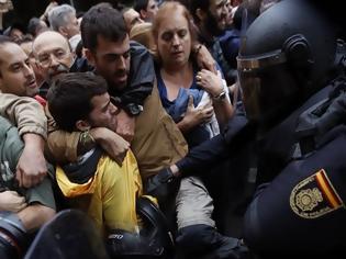 Φωτογραφία για Καταλονία: Επεισόδια μεταξύ πολιτών και αστυνομίας έξω από εκλογικά κέντρα