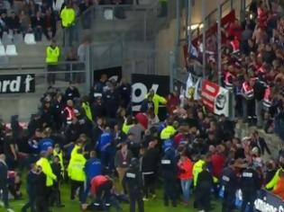 Φωτογραφία για Σοκ στη Γαλλία: Υποχώρησε κιγκλίδωμα και οπαδοί έπεσαν ο ένας πάνω στον άλλον  [video]