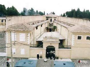 Φωτογραφία για Απίστευτη απόπειρα απόδρασης στις φυλακές Κέρκυρας: Ισοβίτης πήδηξε από τον πανύψηλο τοίχο, έσπασε τα...