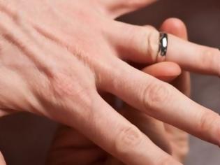 Φωτογραφία για Πώς βγαίνει το δαχτυλίδι που έχει κολλήσει στο δάχτυλο [video]