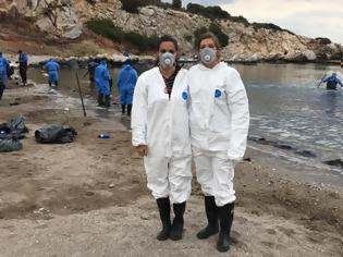 Φωτογραφία για Δύο εθελόντριες από τη Βαλένθια καθαρίζουν τη θάλασσα στη Σαλαμίνα