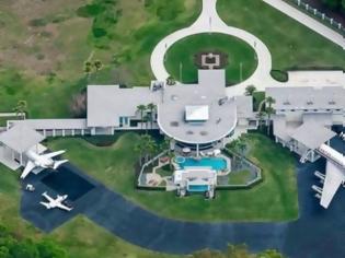 Φωτογραφία για John Travolta: Θα πάθετε πλάκα με το παλάτι του που διαθέτει μέχρι και … αεροδρόμιο