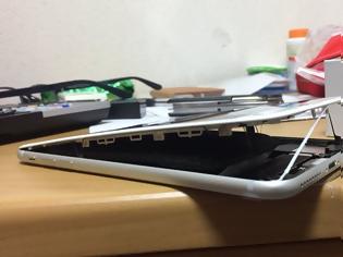 Φωτογραφία για Συναγερμός για τα iPhone8: Μπαταρίες «φουσκώνουν» και τα κινητά ανοίγουν στα δύο