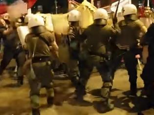 Φωτογραφία για Άγριες συγκρούσεις διαδηλωτών – ΜΑΤ την ώρα της ομιλίας Τσίπρα! [video]