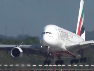 Φωτογραφία για Δραματική προσγείωση αεροπλάνου λόγω ανέμου [video]