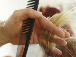 Φωτογραφία για Δεν μπορείς να συνεννοηθείς με τον κομμωτή; Μία hair stylist σου εξηγεί τι κάνεις λάθος [video]