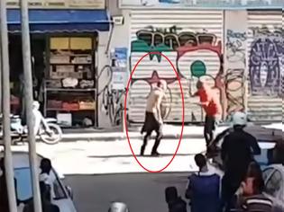 Φωτογραφία για Βίντεο Ντοκουμέντο - Έλληνες αστυνομικοί  αφοπλίζουν οπλισμένο λαθρομετανάστη στην Ομόνοια